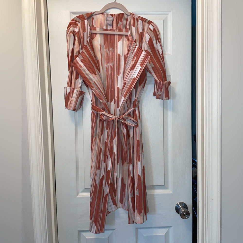 Chicos size 0 which equals a small. Beautiful belted lightweight duster jacket.
